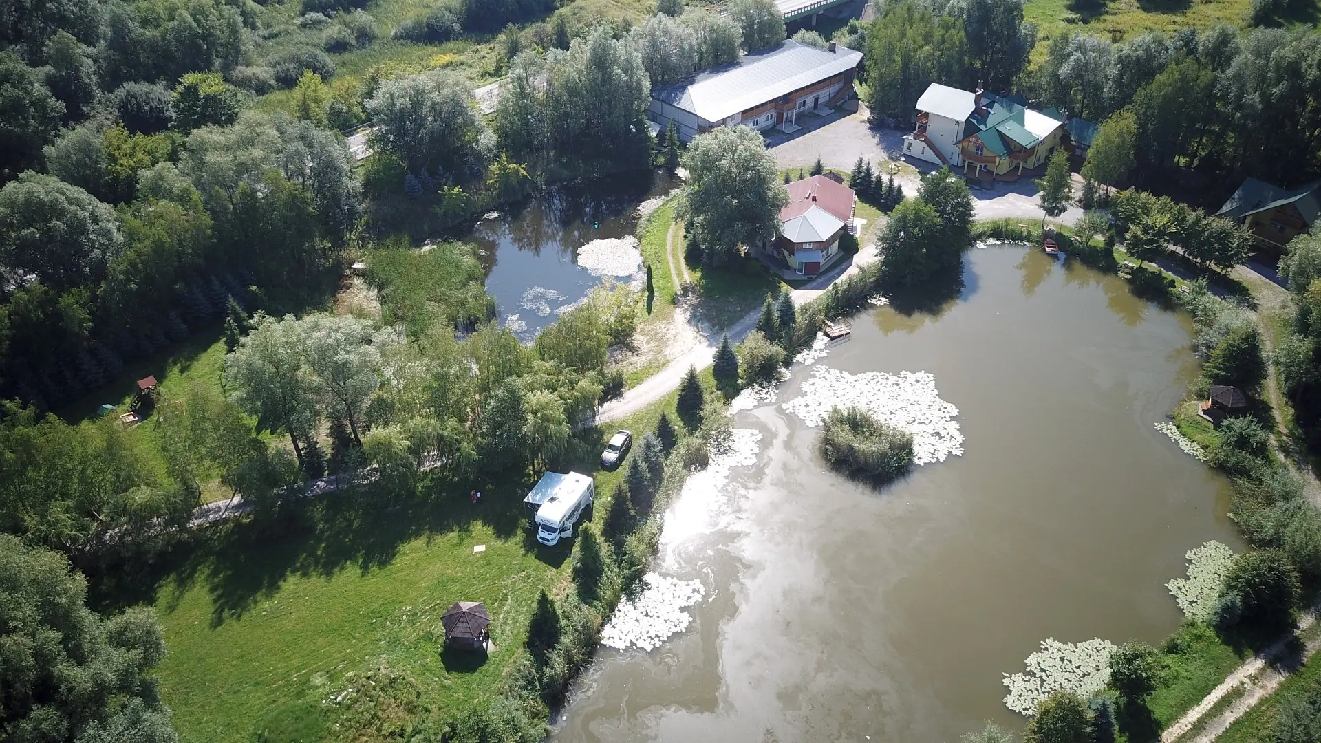 Widok z drona na ośrodek Orlik i stawy