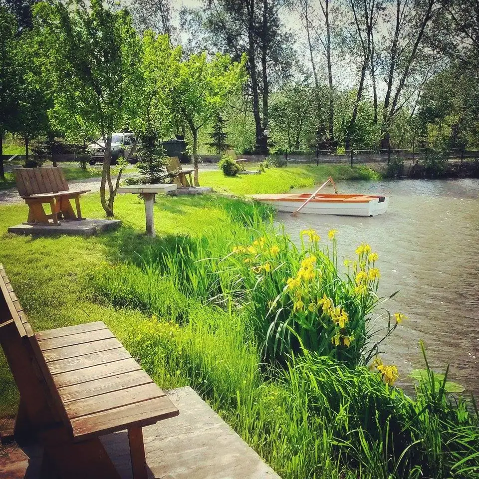 Ławki i stoły piknikowe nad stawem