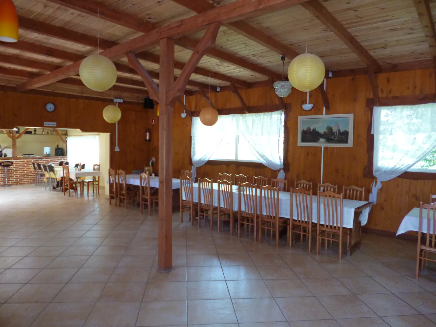 Sala 300 — wnętrze sali z nakrytymi stołami