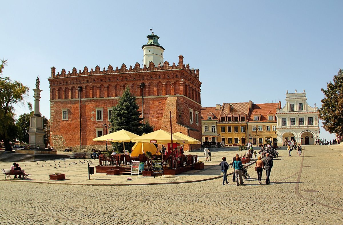 Rynek w Sandomierzu z renesansowym ratuszem
